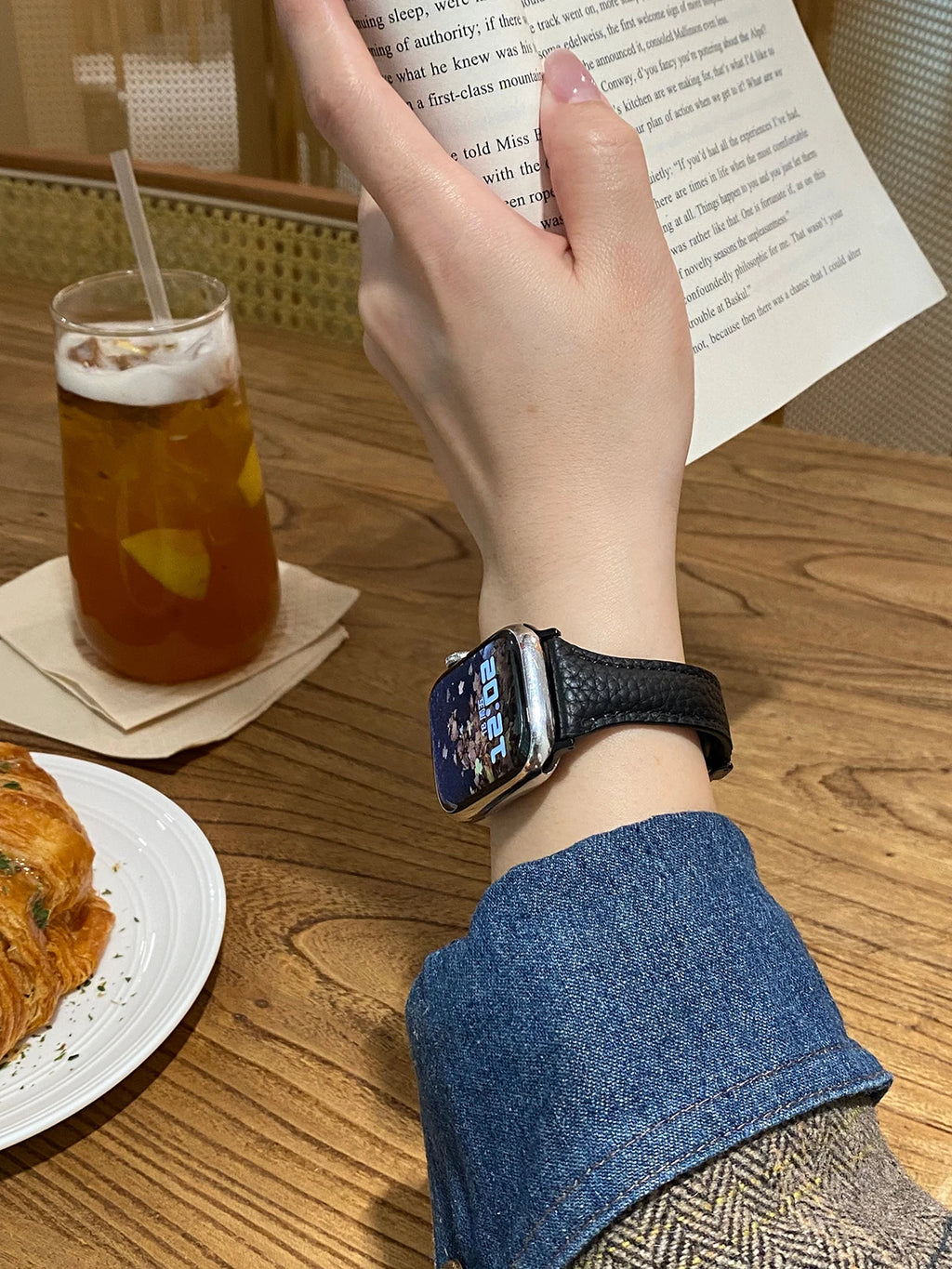 Women Leather band for Apple Watch 10 band 46mm 44mm 45mm 42mm 40mm 41mm Thin Magnetic band Apple Watch Series 9 8 SE 7 Watchband