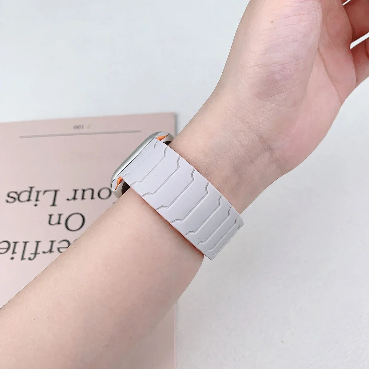 Magnetic band for Apple Watch band Ultra 2 49mm 46mm 44mm 41mm 45mm 42mm Silicone band Apple Watch Series 10 9 8 7 6 5 4 SE band