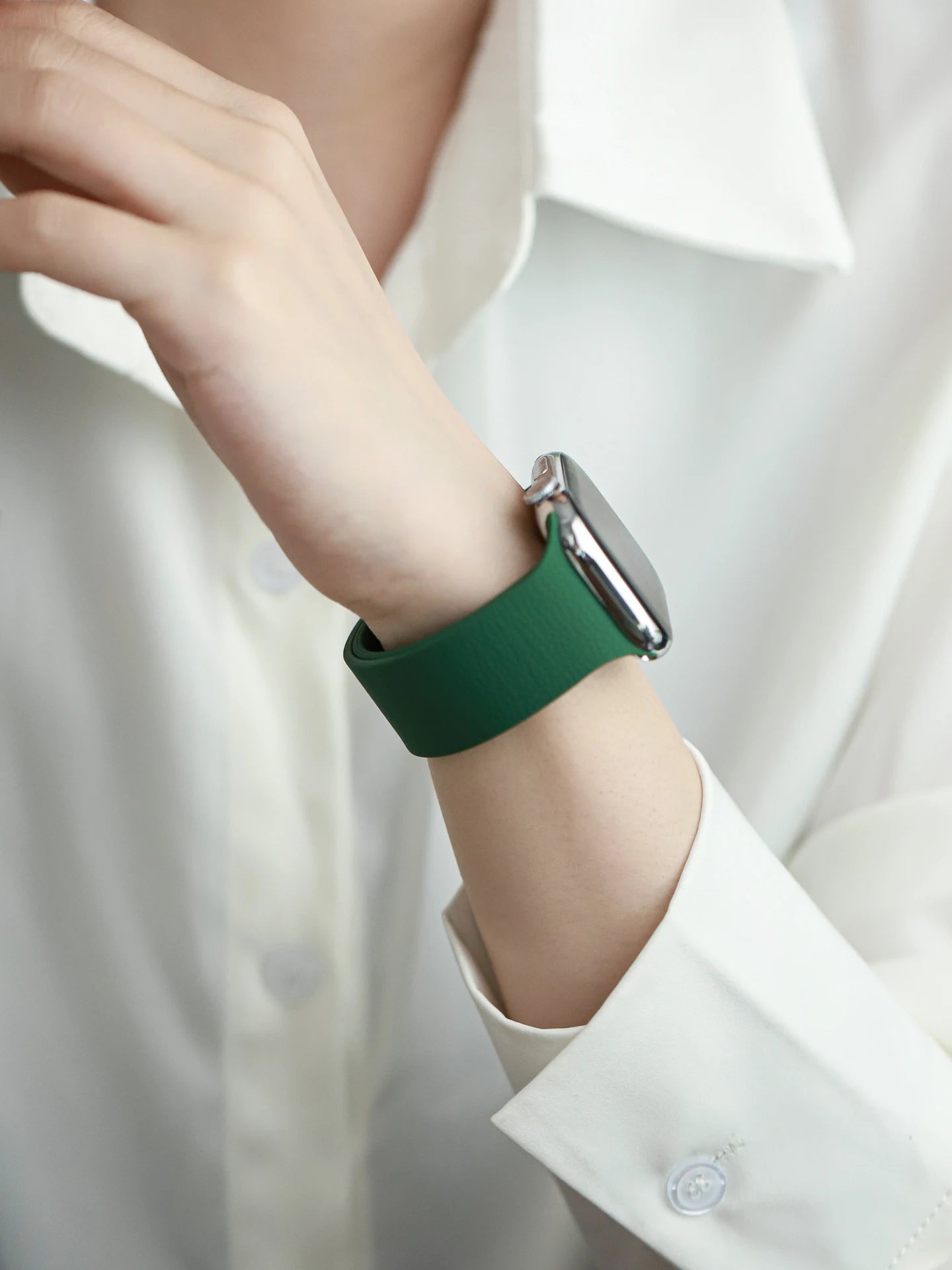 Magnetic Silicone band for Apple Watch band 40mm 44mm 46mm 45mm 49mm 41mm correas band Apple Watch Series 10 SE 9 8 Ultra 2 3 11