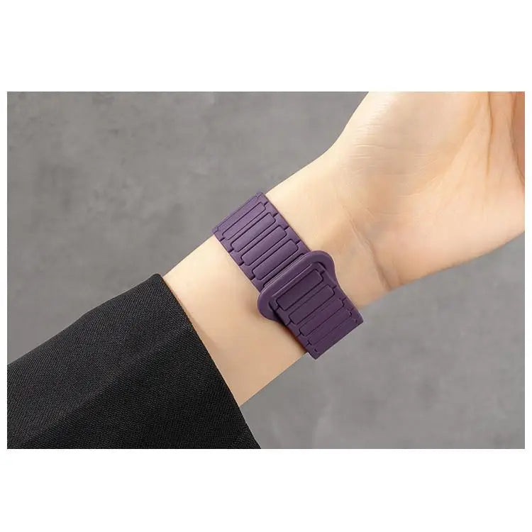 Silicone band Magnetic band for Apple Watch 46mm 42mm 49mm 45mm 41mm 44mm 40mm for Apple Watch Ultra 3 Series 11 10 9 8 7 6 SE 3 5 4