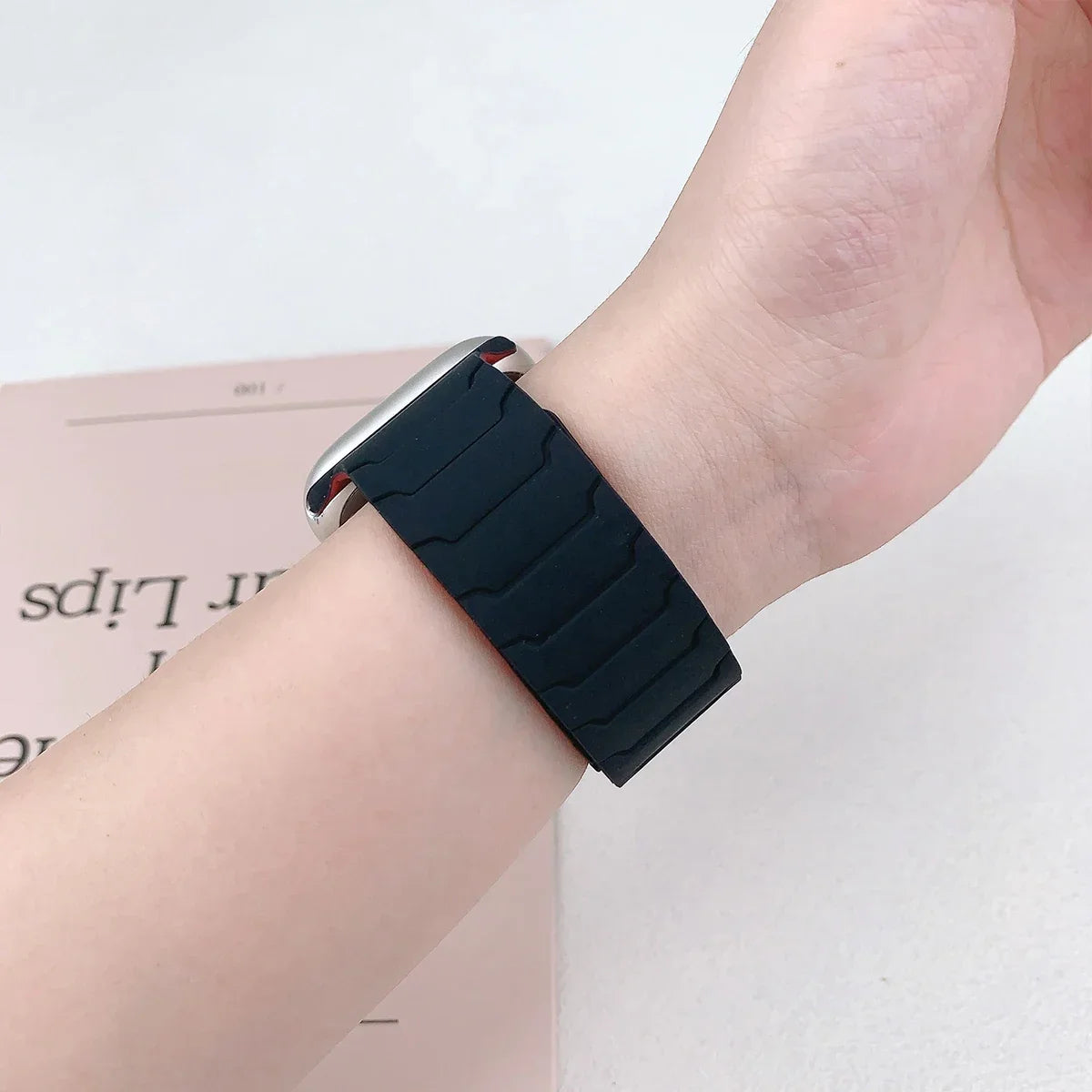 Magnetic band for Apple Watch band Ultra 2 49mm 46mm 44mm 41mm 45mm 42mm Silicone band Apple Watch Series 10 9 8 7 6 5 4 SE band