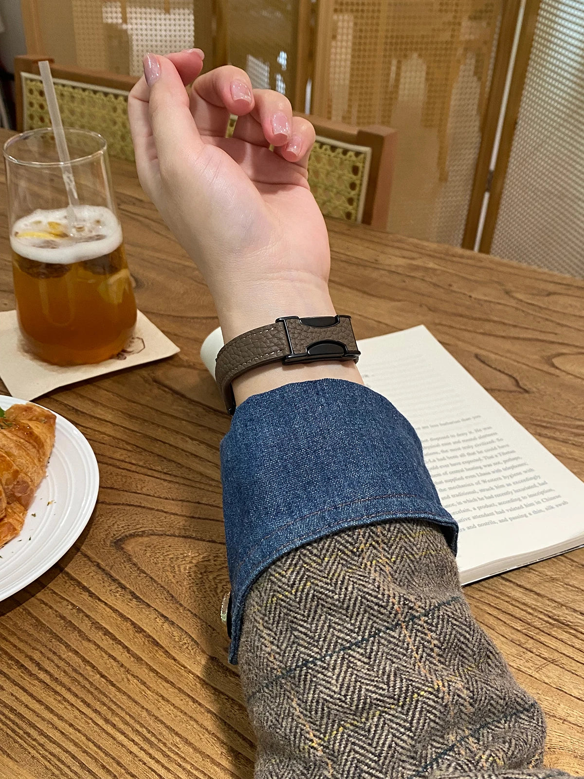 Women Leather band for Apple Watch 10 band 46mm 44mm 45mm 42mm 40mm 41mm Thin Magnetic band Apple Watch Series 9 8 SE 7 Watchband