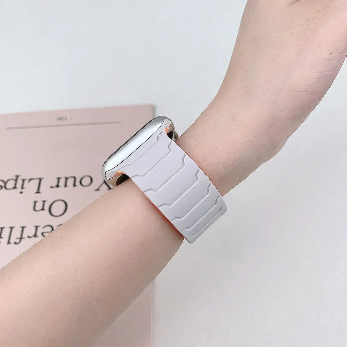 Magnetic band for Apple Watch band Ultra 2 49mm 46mm 44mm 41mm 45mm 42mm Silicone band Apple Watch Series 10 9 8 7 6 5 4 SE band