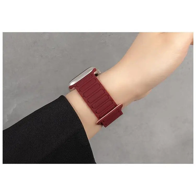 Silicone band Magnetic band for Apple Watch 46mm 42mm 49mm 45mm 41mm 44mm 40mm for Apple Watch Ultra 3 Series 11 10 9 8 7 6 SE 3 5 4