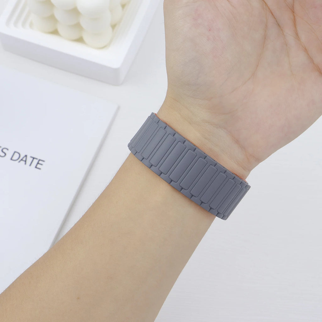 Silicone band for Apple Watch band Ultra 3 2 49mm 46mm 45mm 44mm 41mm 42mm Magnetic band for Apple Watch Series 11 10 9 8 7 6 SE 5