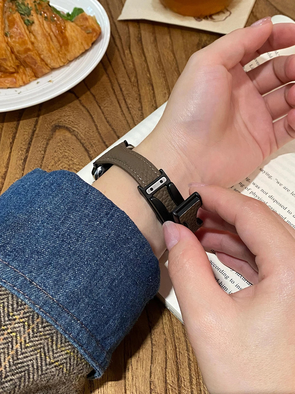 Women Leather band for Apple Watch 10 band 46mm 44mm 45mm 42mm 40mm 41mm Thin Magnetic band Apple Watch Series 9 8 SE 7 Watchband