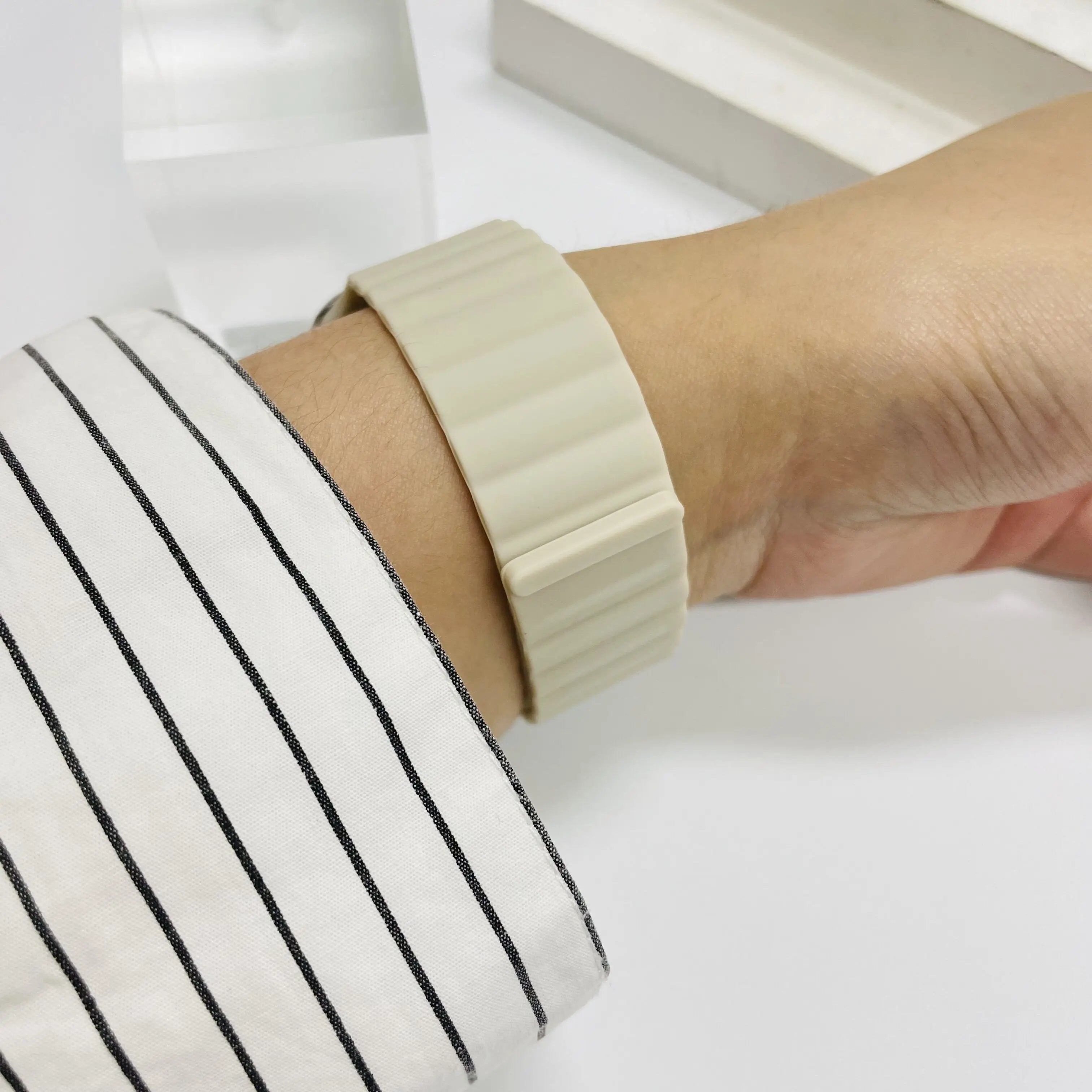 Magnetic Silicone band For Apple Watch band 44mm 45mm 40mm 46mm 42mm 49mm 41mm band Apple Watch Series 11 10 9 8 7 6 SE 3 Ultra2