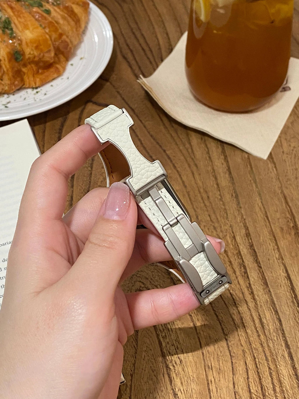 Women Leather band for Apple Watch 10 band 46mm 44mm 45mm 42mm 40mm 41mm Thin Magnetic band Apple Watch Series 9 8 SE 7 Watchband