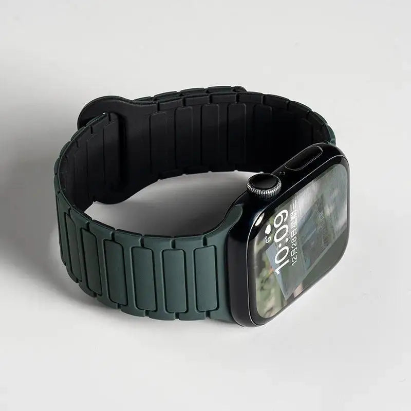 Silicone band Magnetic band for Apple Watch 46mm 42mm 49mm 45mm 41mm 44mm 40mm for Apple Watch Ultra 3 Series 11 10 9 8 7 6 SE 3 5 4