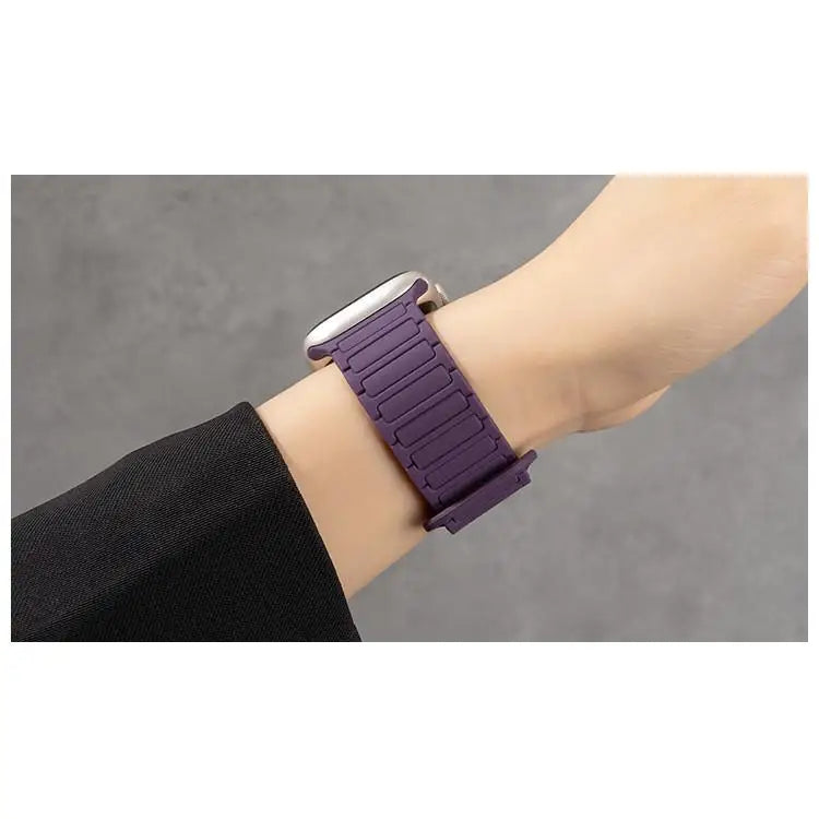 Silicone band Magnetic band for Apple Watch 46mm 42mm 49mm 45mm 41mm 44mm 40mm for Apple Watch Ultra 3 Series 11 10 9 8 7 6 SE 3 5 4