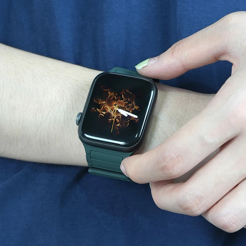 Magnetic band for Apple Watch band 44mm 40mm 49mm 45mm 41mm 38mm Silicone band Apple Watch Series 9 8 7 6 5 4 3 SE Ultra 2 band